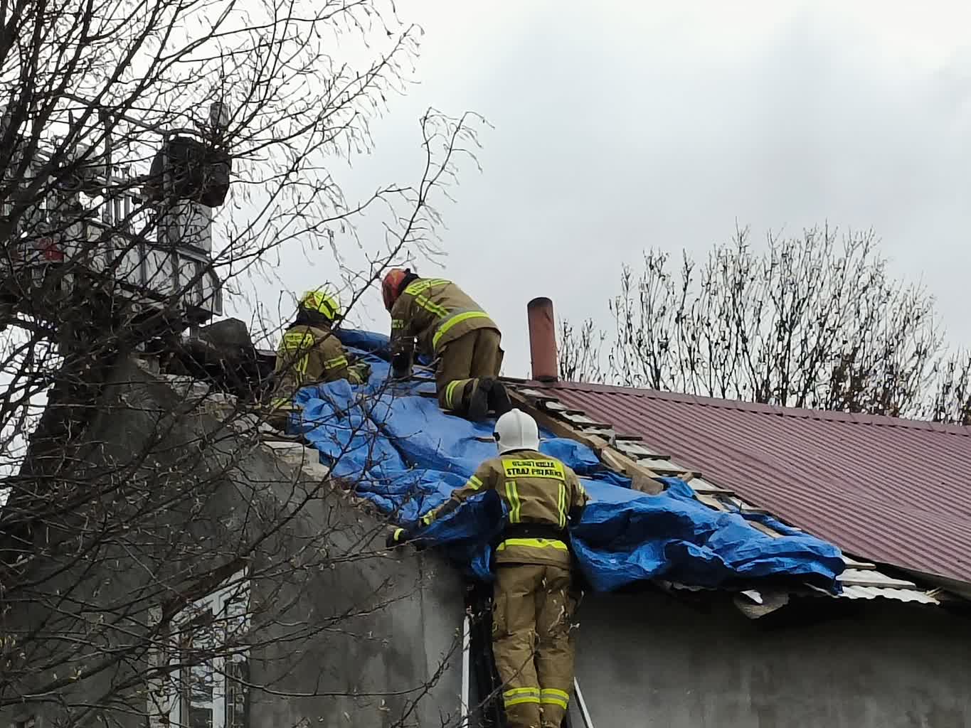 Silny wiatr w regionie. Strażacy usuwają skutki działania żywiołu 3 668255692_1274048341580831_4900096858107680778_n.jpg