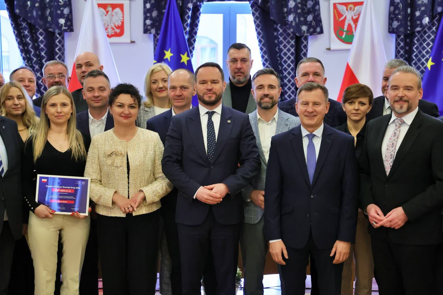 100 milionów na drogi. Samorządy podpisały umowy w Białej Podlaskiej 3 667088441_1274852051501492_2235161310140243257_n.jpg