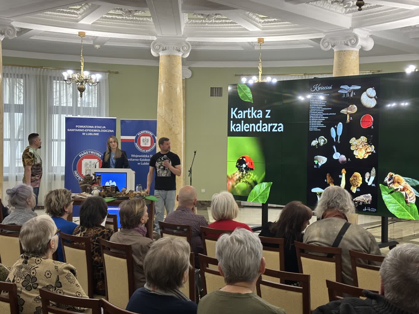 Kleszcze i grzyby pod lupą. Edukacyjne spotkanie dla seniorów [ZDJĘCIA]