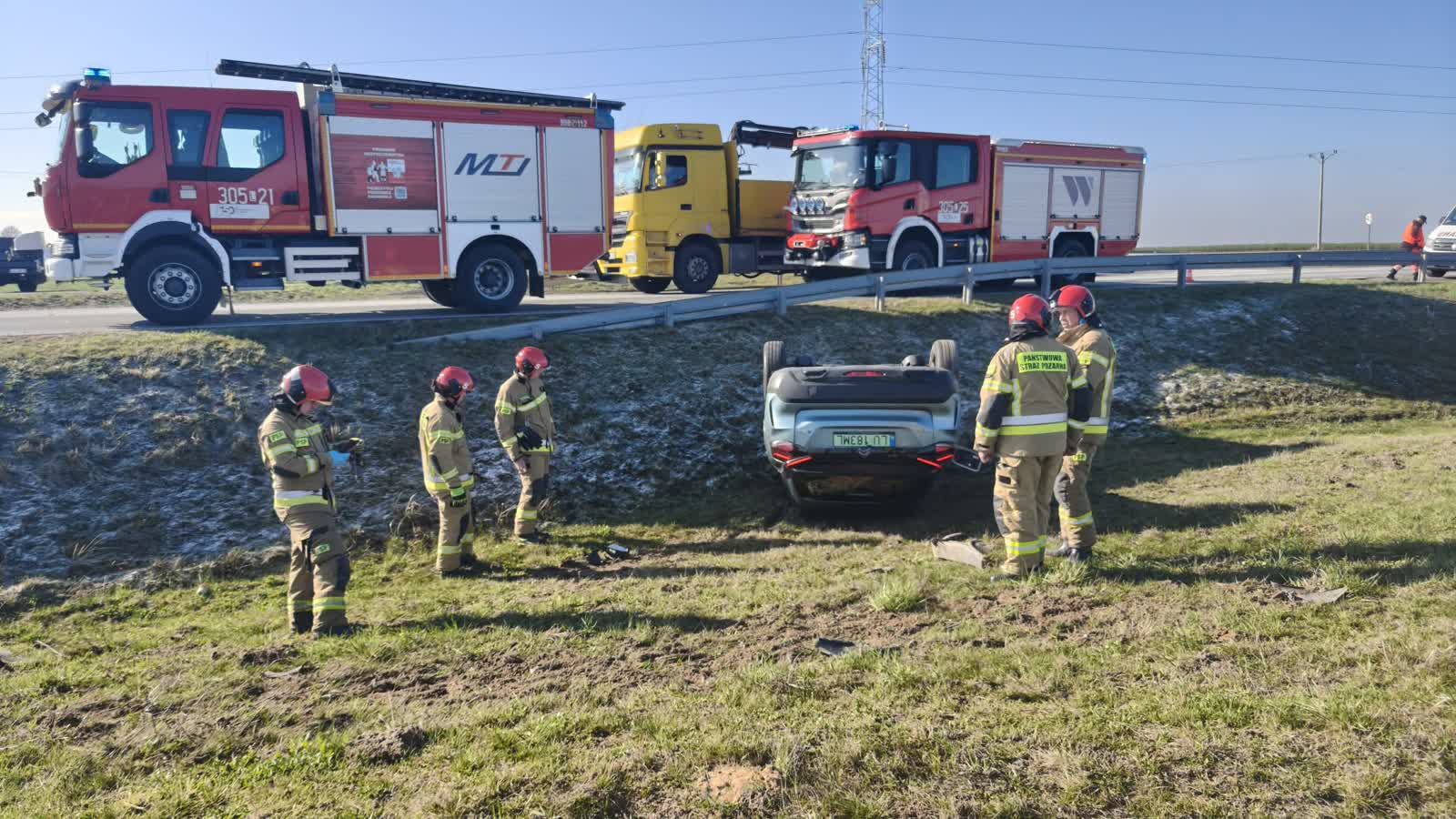 Samochód wpadł do rowu. Poważny wypadek na trasie Bełżyce - Chodel 2 6c50e765-200e-4676-a4b8-85c773154e6c.jpg