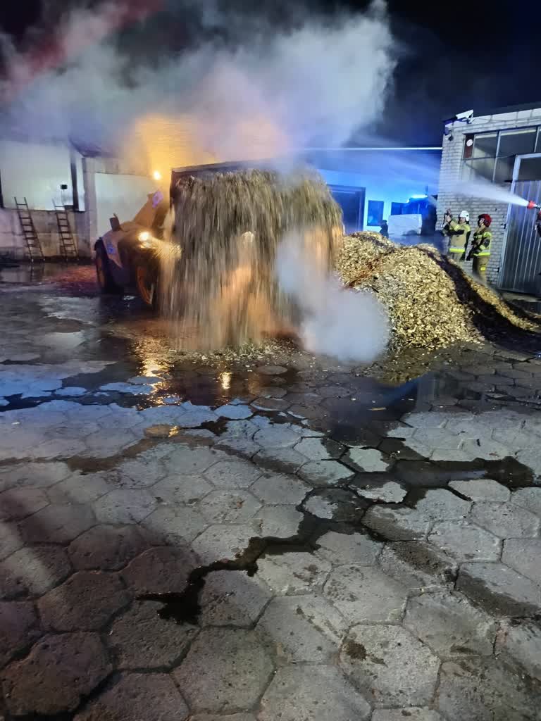 Ogień strawił zakład meblarski. Trwa dogaszanie po nocnym pożarze 2 670438043_1367884982033431_3025649508679204618_n.jpg