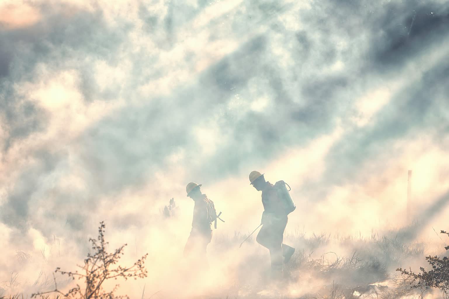 Niebezpieczna moda na wypalanie traw. Służby biją na alarm