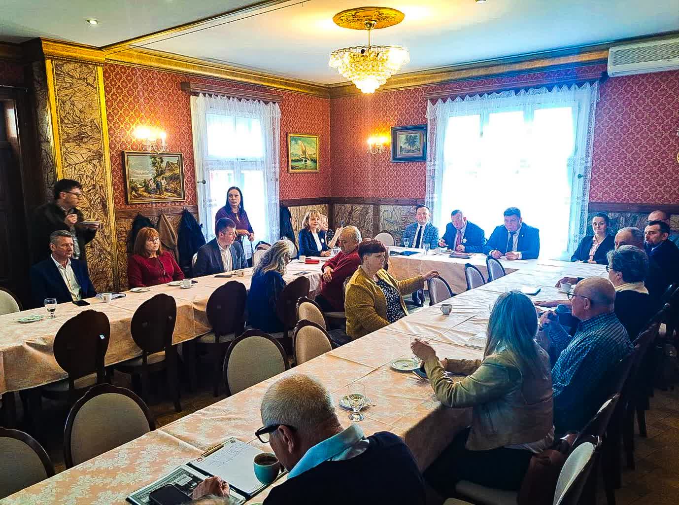 Bogata oferta, ale promocja kuleje. Branża turystyczna debatowała w Szczebrzeszynie 2 669773150_1560701892726960_4439318775802535564_n.jpg