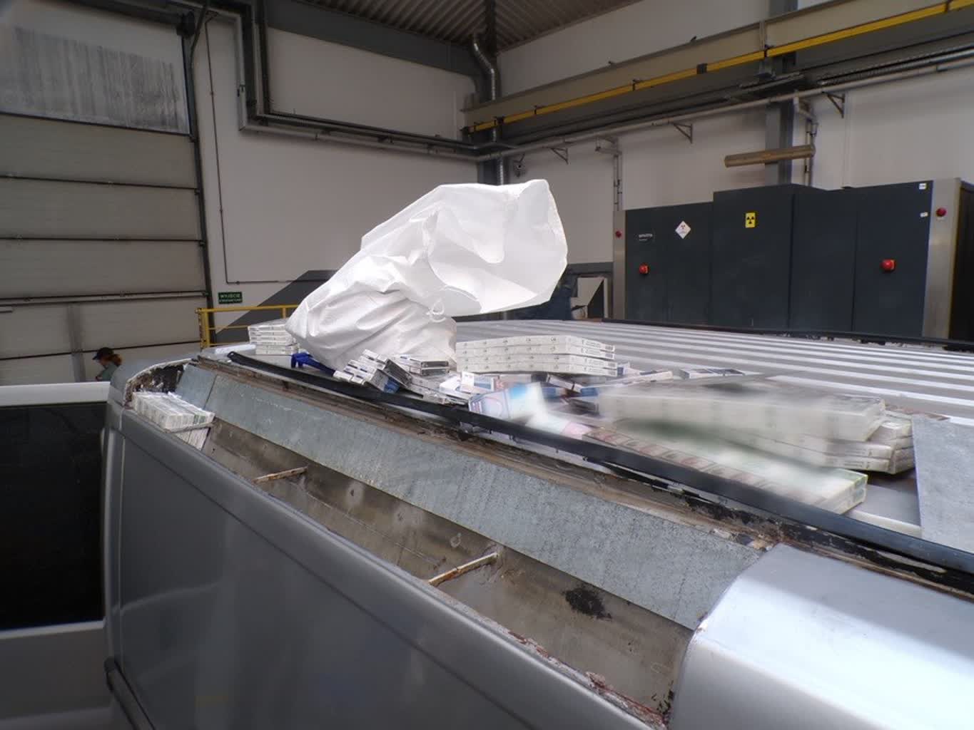 Stracili też samochody. Papierosowy przemyt na granicy udaremniony