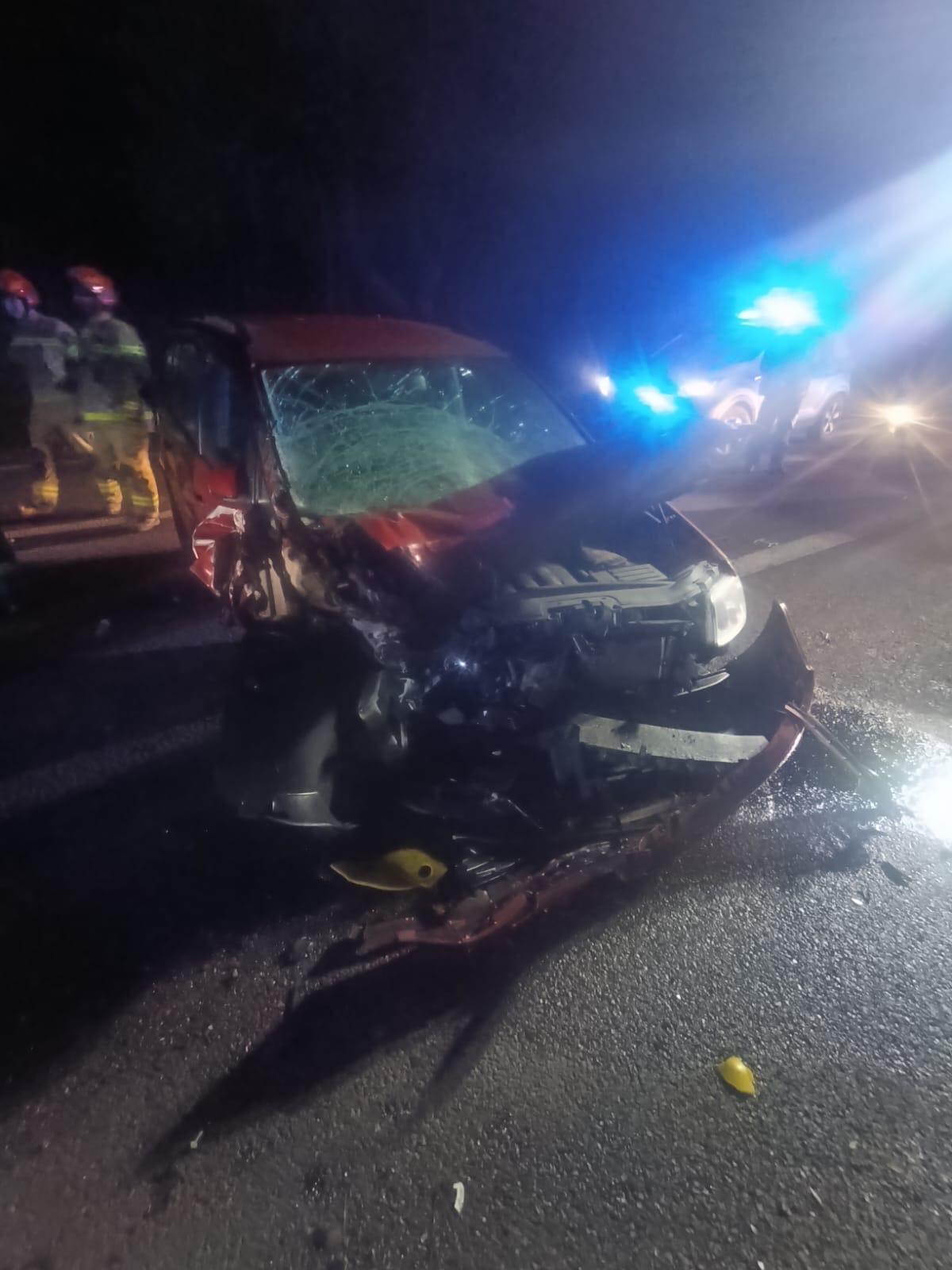 Zderzenie z ciągnikiem na DK17. Trzy osoby ranne [ZDJĘCIA]