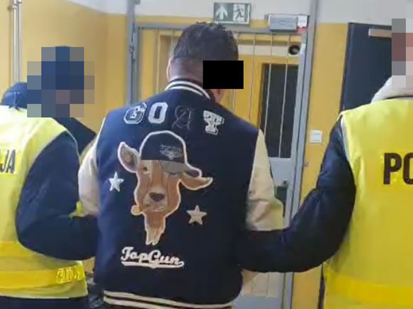 Wpadli przez rutynową kontrolę. Policja odkryła miliony nielegalnych papierosów 2 350-288802.jpg