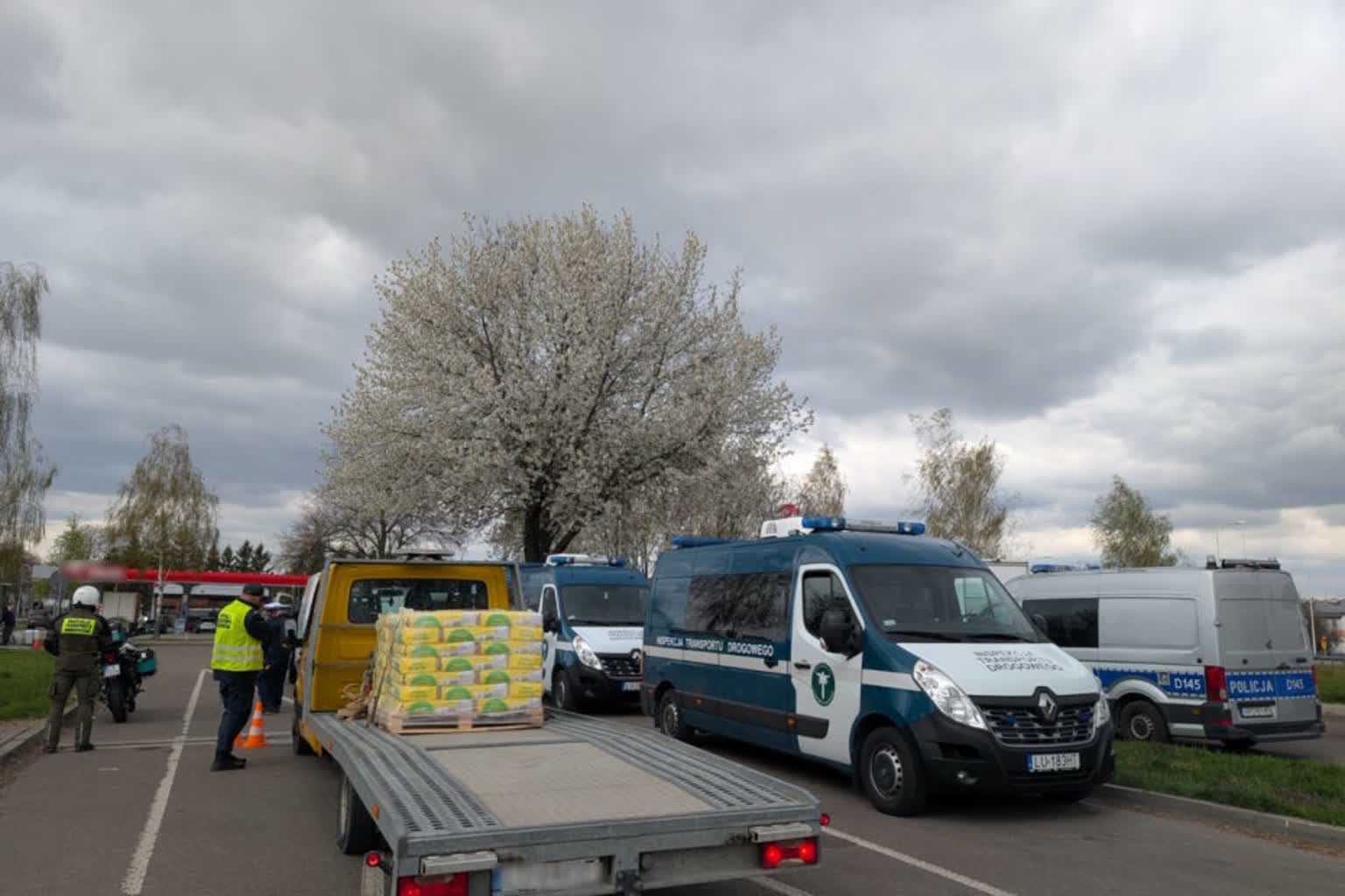 Masowe przeładowania pojazdów dostawczych. 21 mandatów po akcji w Kalinówce 2 1-930x620.jpg