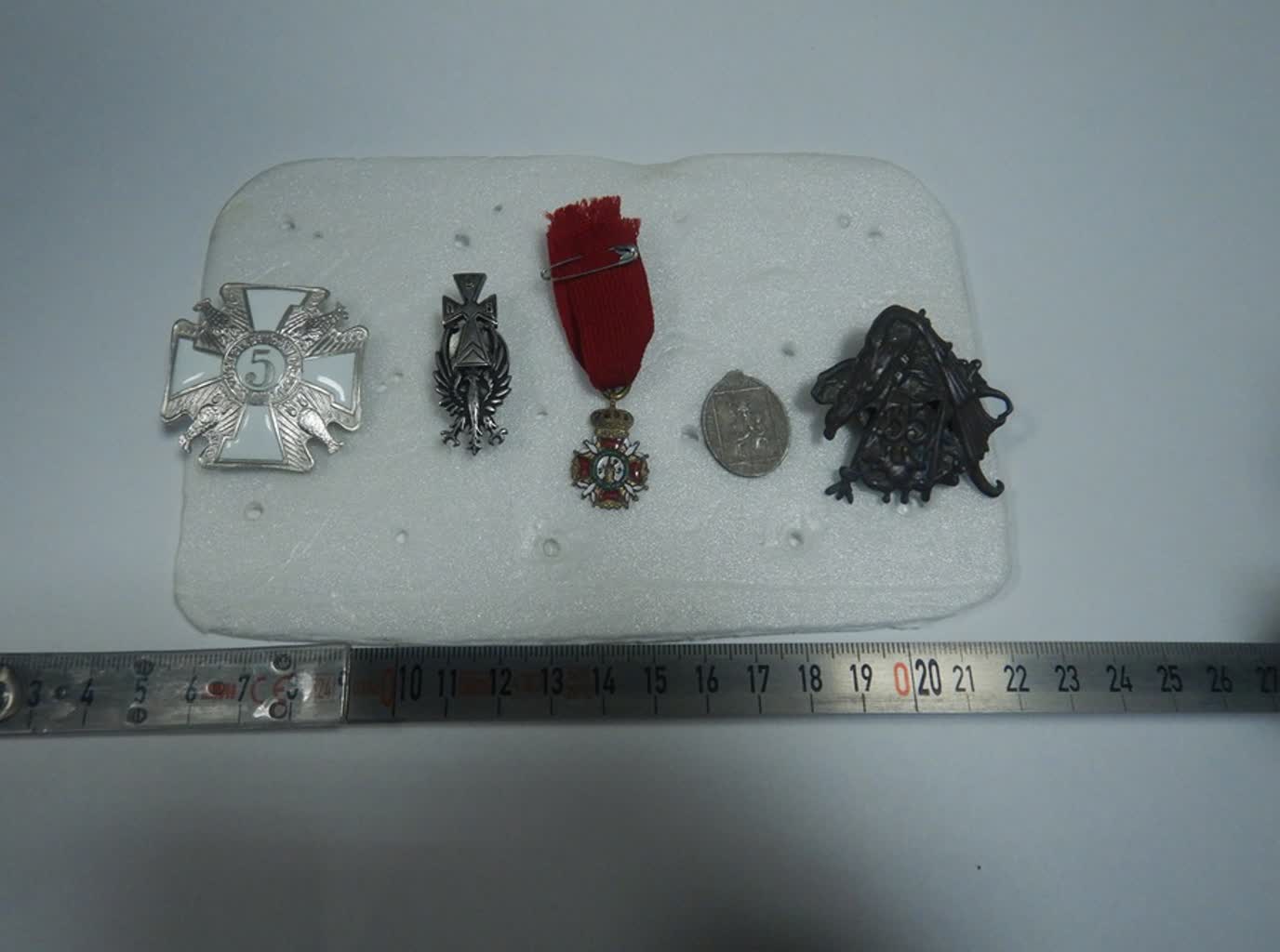 Kolekcjonerskie odznaczenia ukryte w kabinie ciężarówki 2 article.jpg