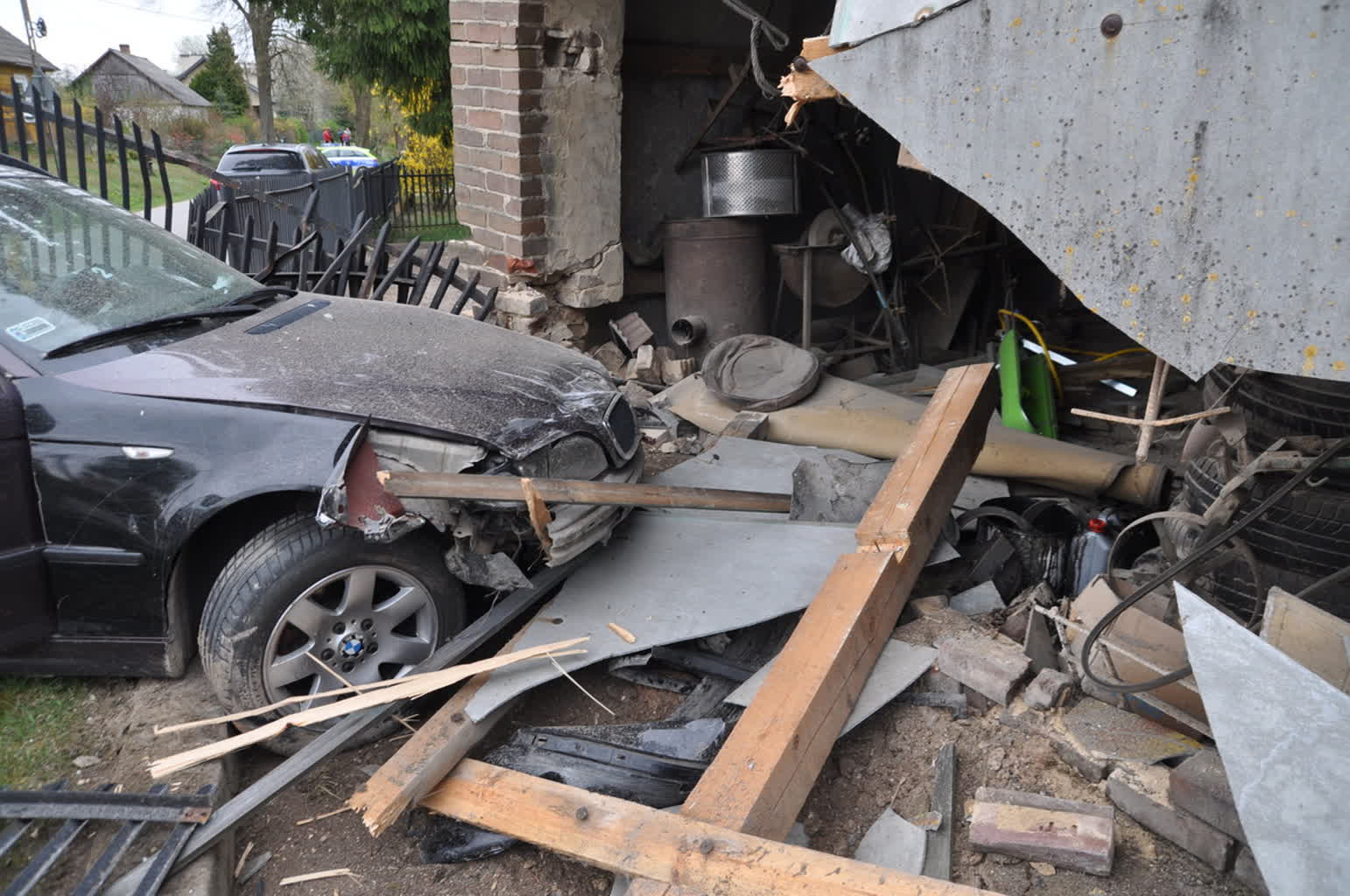 W BMW bez prawa jazdy. Pijacki rajd zakończył na budynku