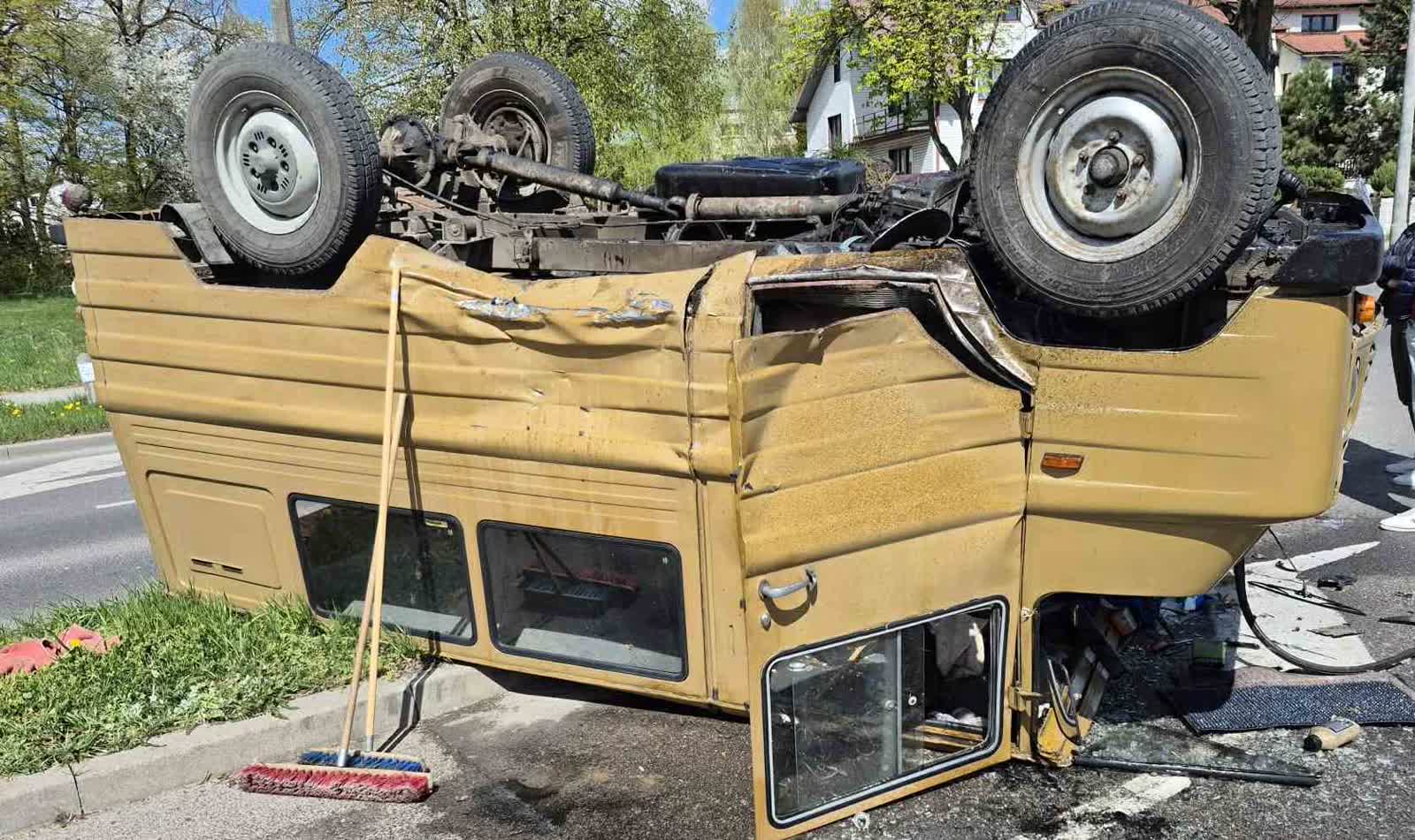 Żuk nie ustąpił. Zderzenie w centrum Świdnika 2 678785089_888032234248310_1776876483527287826_n.jpg