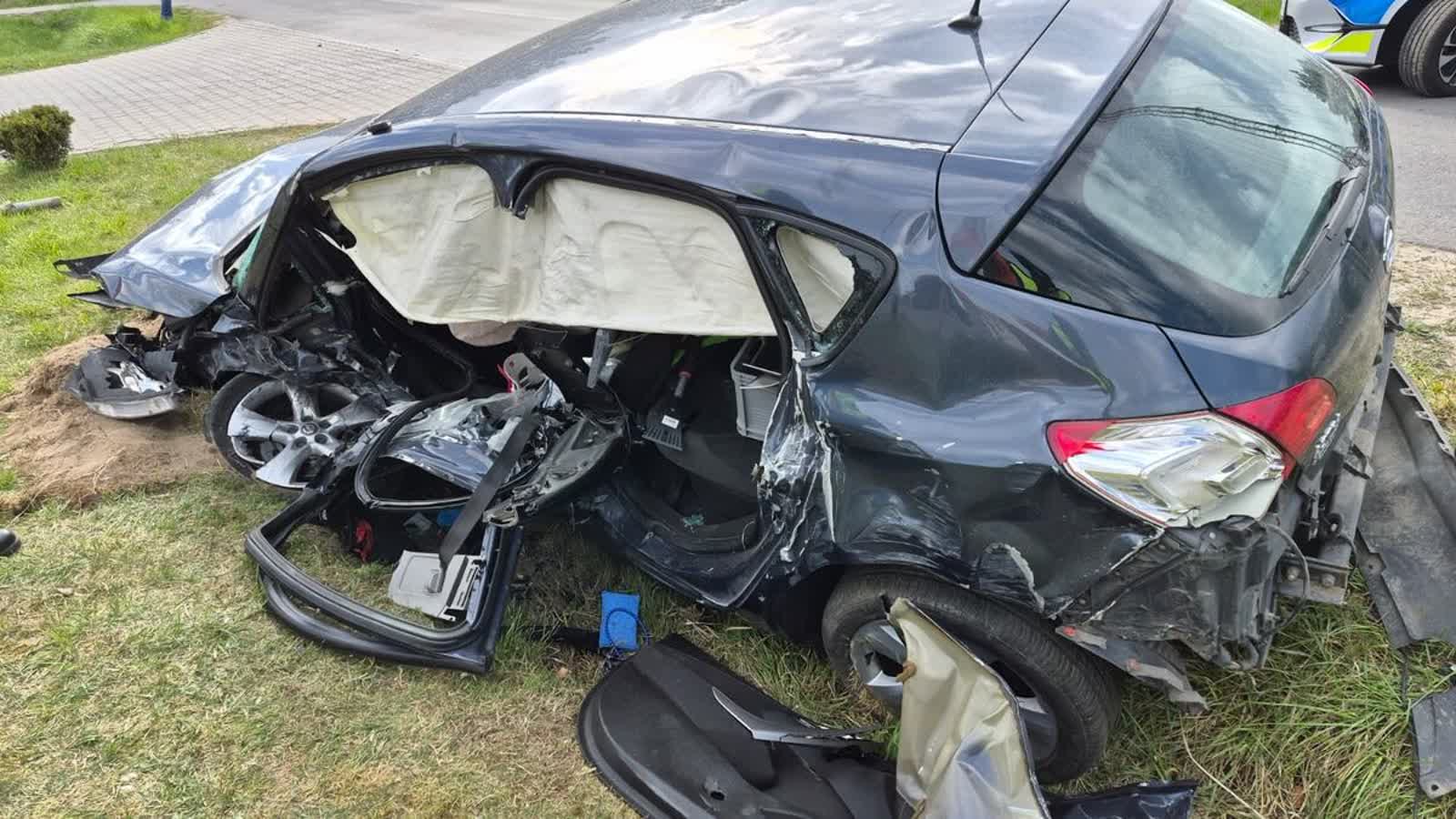 Poważny wypadek w Janowcu. Dwie osoby ciężko ranne 3 355-289347.jpg