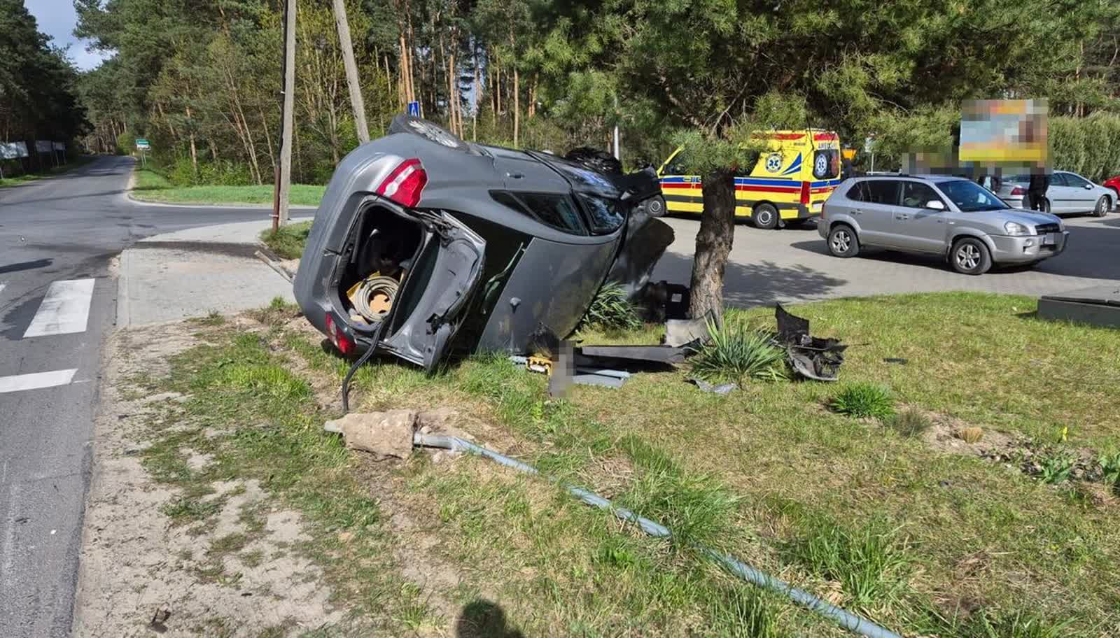 Poważny wypadek w Janowcu. Dwie osoby ciężko ranne 2 355-289346.jpg