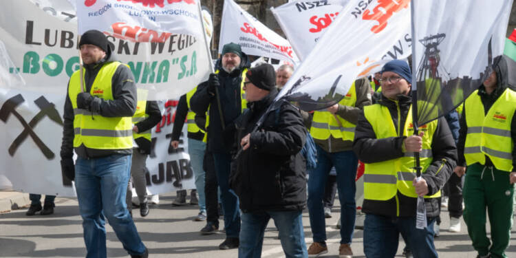 Górnicy z Bogdanki jadą do Warszawy protestować przeciw Zielonemu Ładowi i likwidacji górnictwa 1 EAttachments86426060c651910a5cb4b5de85d089b0496f52b xl