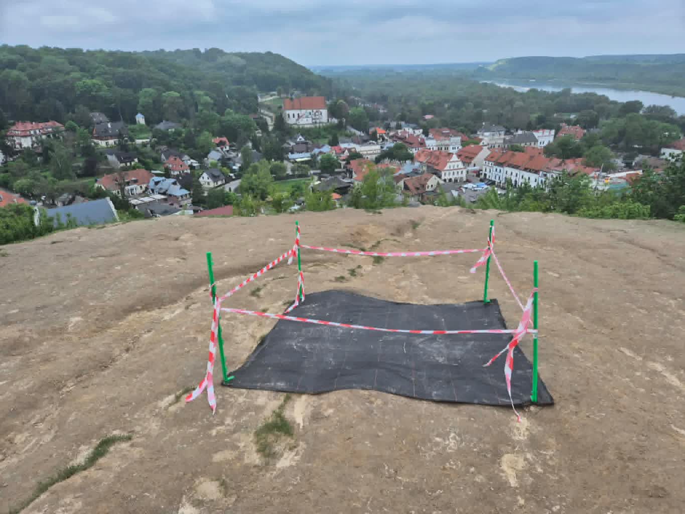 Najpierw czaszka, potem kość. Zaskakujące odkrycia na Górze Trzech Krzyży 2 bfb4e5ff710ca8232d06dcff8ce3d4c7.jpeg