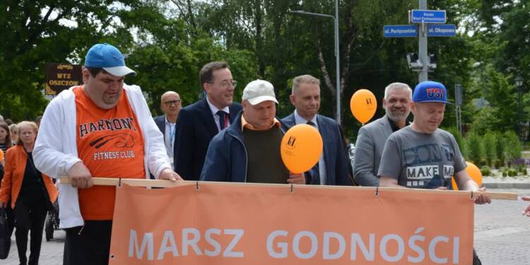 Marsz Godności w Zamościu. Uczestnicy apelują o akceptację i wsparcie 1 EAttachments9527775b179c2035505e9ed4702876cf6d45c9e xl