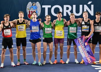 Toruñ, 01.03.2026. Od lewej: Oskar Bydoñ, Szymon Basaj, Olgierd Michniewski, Micha³ Sierocki, Damian Czykier, Ignacy Andrzejczak, Jakub Szymañski i Jakub Bujak po biegu w finale na 60m pp³ mê¿czyzn podczas lekkoatletycznych halowych mistrzostw Polski w Toruniu, 1 bm. (js) PAP/Tytus ¯mijewski