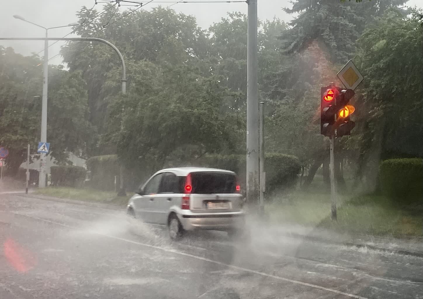 Burze nadciągają nad region. Będzie deszcz, wiatr i grad