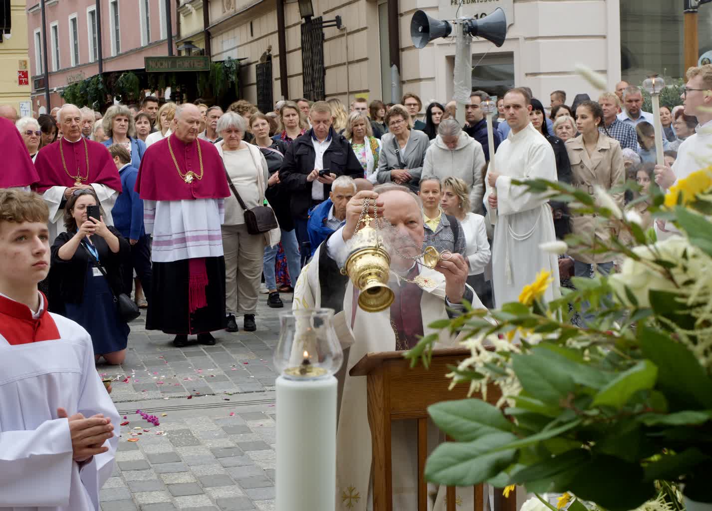 „Eucharystia jest bijącym sercem Kościoła”. Uroczystość Najświętszego Ciała i Krwi Pańskiej w Lublinie 2 procesja 4.jpg