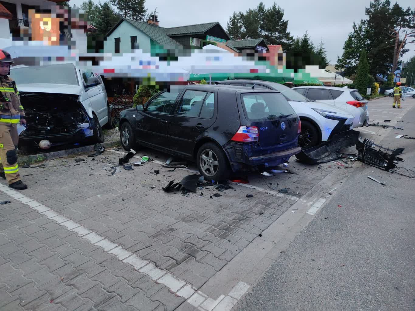 Samochodowa demolka. Pijany 19-latek zakończył ucieczkę na latarni 3 360-291666.jpg
