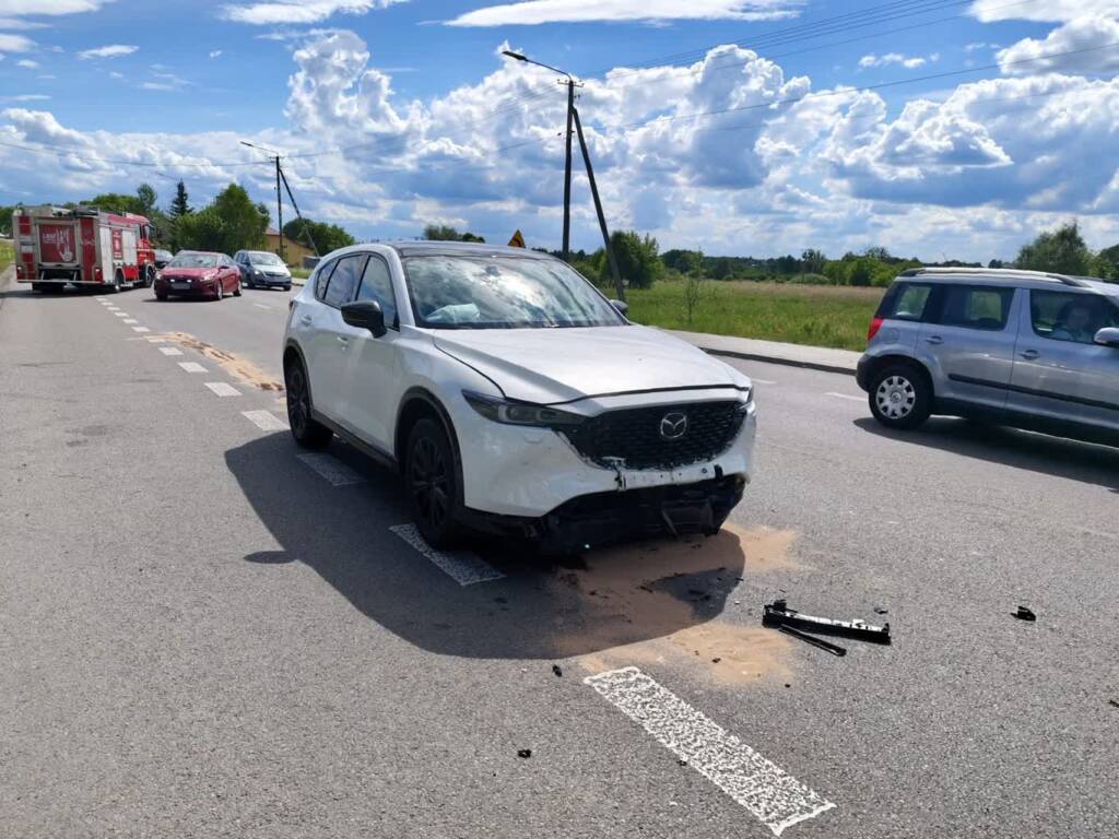 Utrudnienia na krajowej 17. Osobówka uderzyła w ciężarówkę 2 EAttachments956310197d30c9897c2b3855ae696c1f9d7aaa3 xl