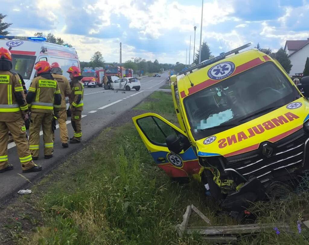 Zderzenie karetki na sygnale z osobówką. Kilka osób rannych 1 EAttachments956321109e7984002252f61a5871182e200ac2a xl