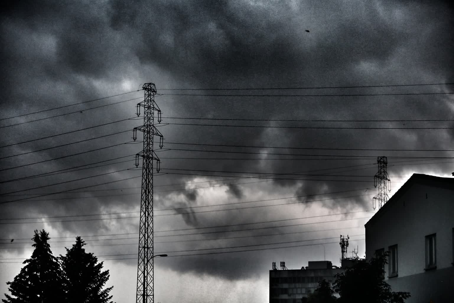 Burze, ulewy i wichury. Jest alert dla regionu