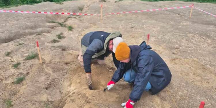 Pierwszy dzień wykopalisk przyniósł niezwykłe odkrycie. Dziecięce szkielety na Górze Trzech Krzyży 1 EAttachments957967772e3df0842cd868abceb4e8c10918f1c xl