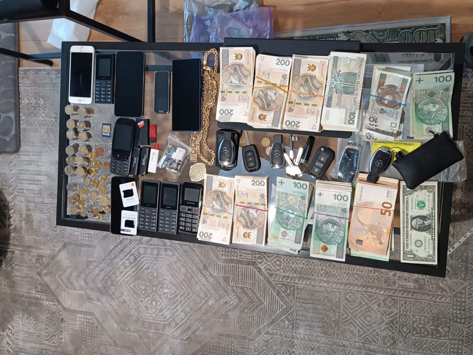 Przemycili setki milionów paczek papierosów. Rozbito grupę przemytniczą 3 5.jpg