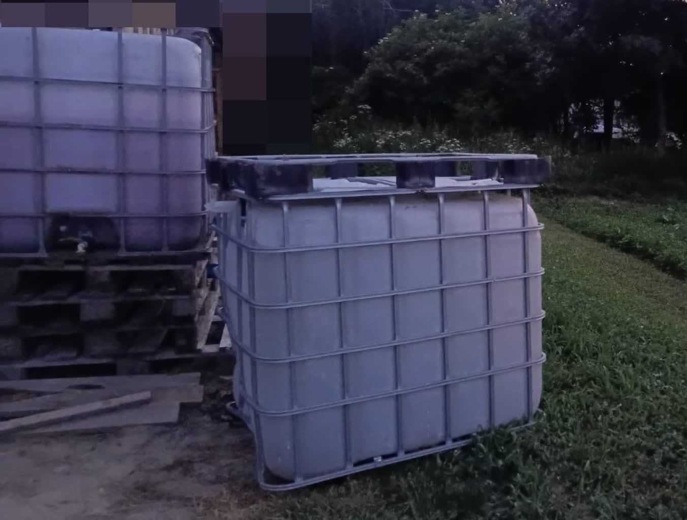 Chłopcy przygnieceni zbiornikiem na wodę. Wypadek na posesji