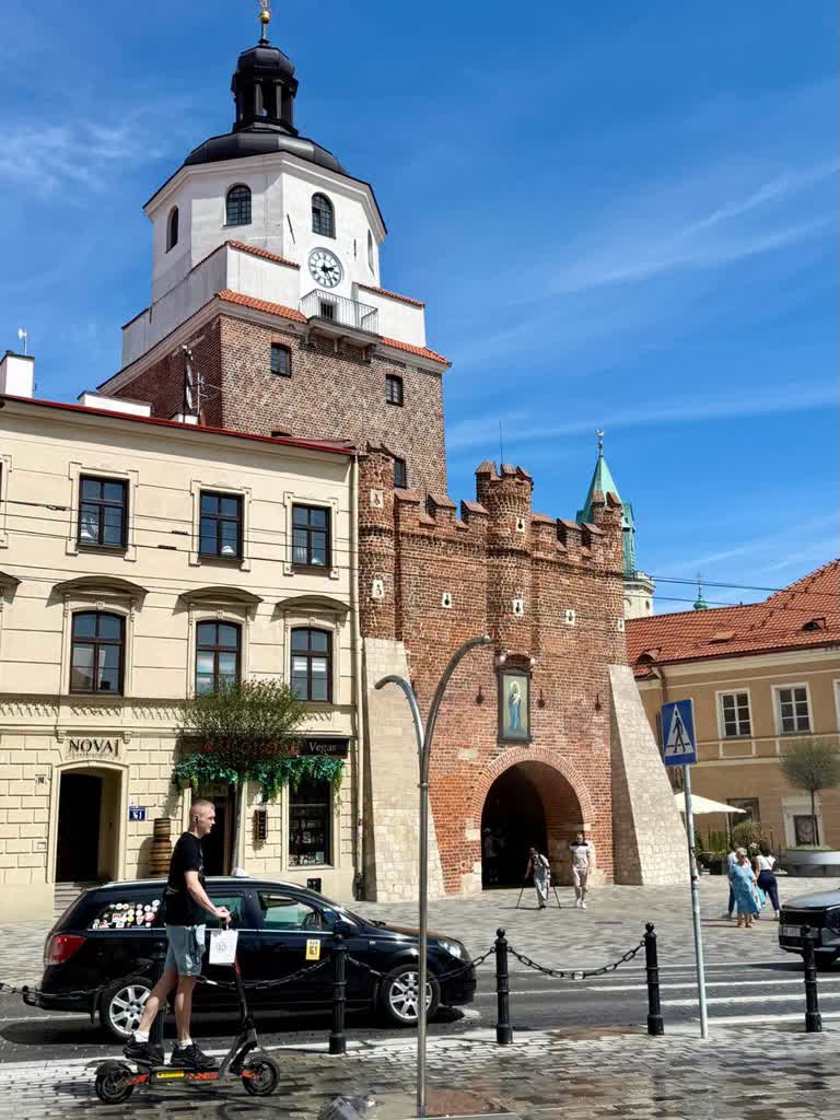 Trochę wody dla ochłody. Kurtyny i poidełka w centrum Lublina 2 730487559_903421682801756_2744437202665637539_n.jpg
