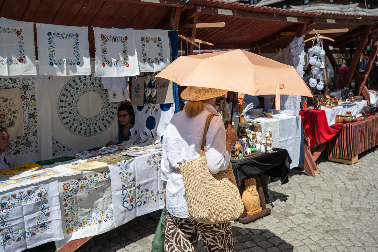 Ludowe rękodzieło opanowało kazimierski rynek 3 mid-26627205.jpg