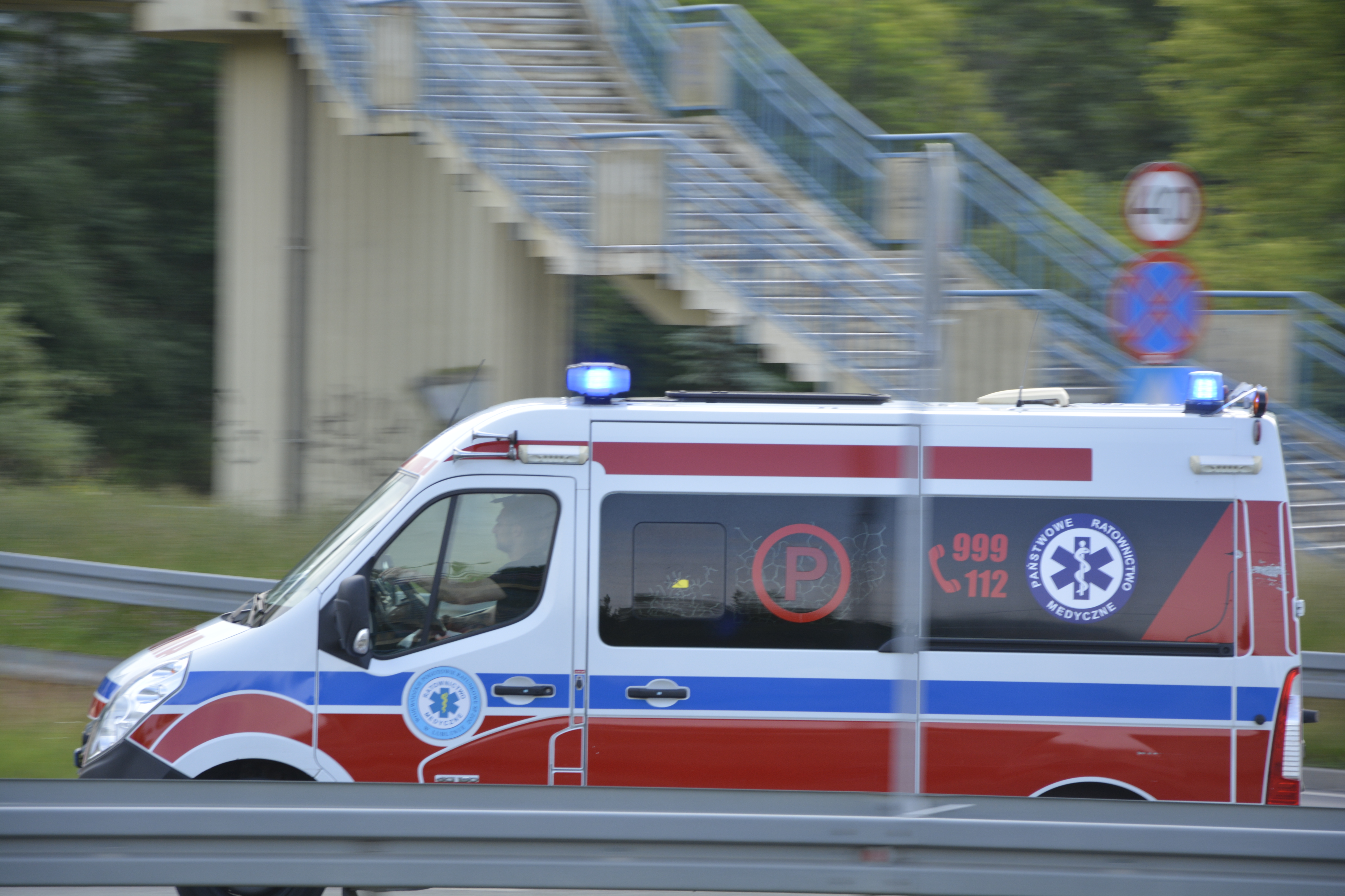 Wypadek przy zbiorze wiśni. Kobieta spadła na metalowy pręt
