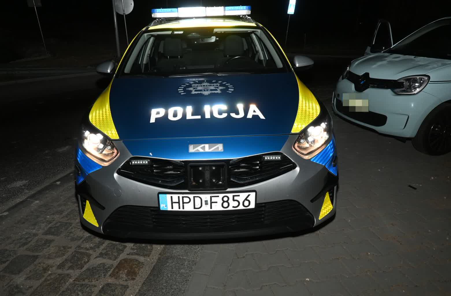 Ucieczka zakończyła się kolizją z radiowozem. Za kierownicą siedział 15-latek 1 345-293475.jpg