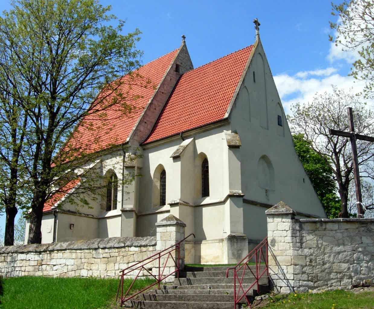 Chotel_Czerwony_church_20060503_1359 (1).jpg