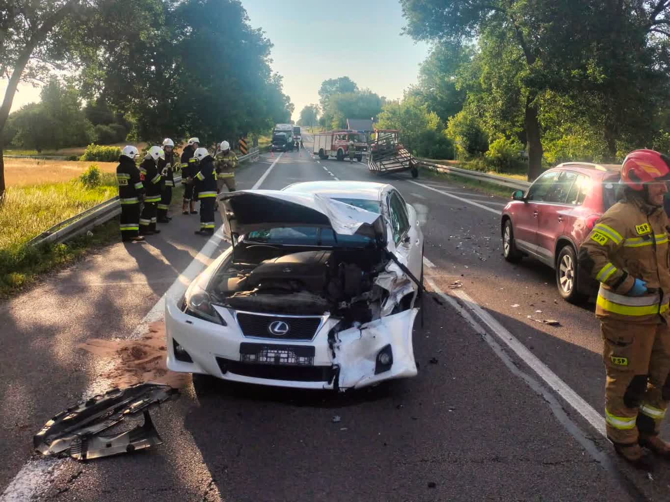 Auto wjechało w ciągnik rolniczy. Dwie osoby ranne