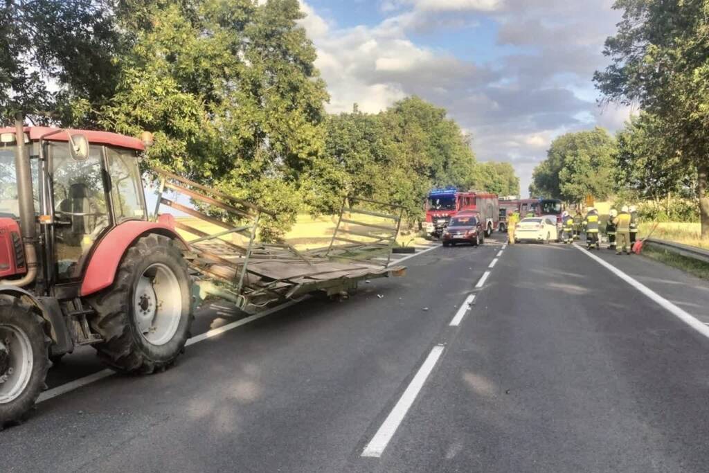 Auto wjechało w ciągnik rolniczy. Dwie osoby ranne 2 EAttachments9620186e89c0e646207d6796bac140a1de7dff8 xl