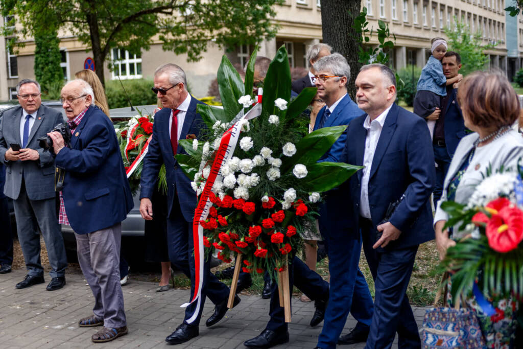 Złożenie kwiatów pod Pomnikiem Rozstrzelanych Profesorów Lwowskich 1 EAttachments9620217fe5dcedfdf9deef5934184d0447d7705 xl