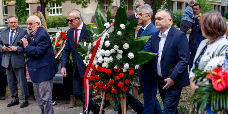Złożenie kwiatów pod Pomnikiem Rozstrzelanych Profesorów Lwowskich 1 EAttachments9620217fe5dcedfdf9deef5934184d0447d7705 xl