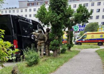 Na policjantów ruszył z siekiera i nożem. Agresor zatrzymany 2 EAttachments96305007a3ed0569236653747e6dab77244cd39 xl