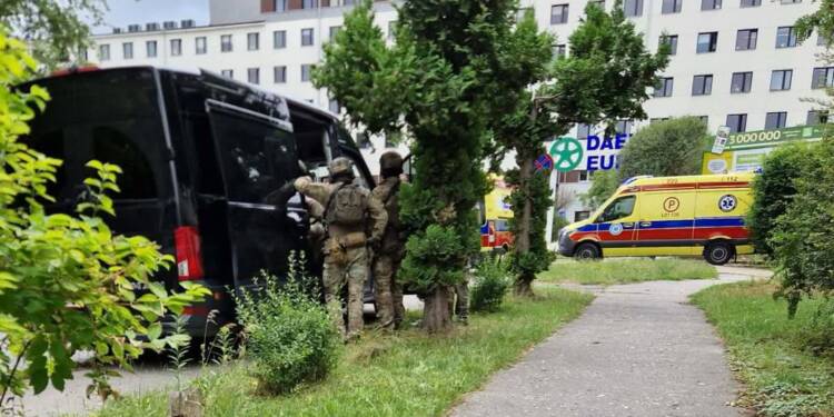 Na policjantów ruszył z siekiera i nożem. Agresor zatrzymany 1 EAttachments96305007a3ed0569236653747e6dab77244cd39 xl