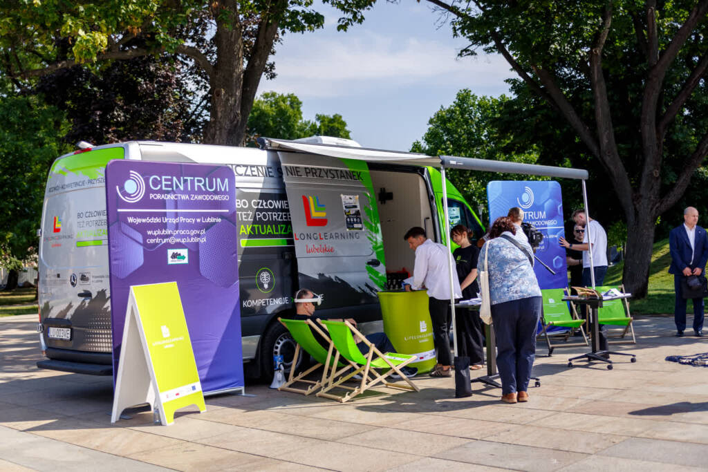 Doradztwo zawodowe bez względu na wiek. EduBus w Lublinie 4 EAttachments9637788d1bca74a00f973163f4195333c744ad2 xl 1