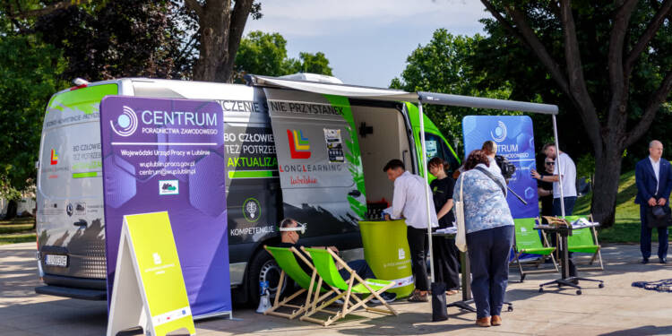 Doradztwo zawodowe bez względu na wiek. EduBus w Lublinie 1 EAttachments9637788d1bca74a00f973163f4195333c744ad2 xl 1