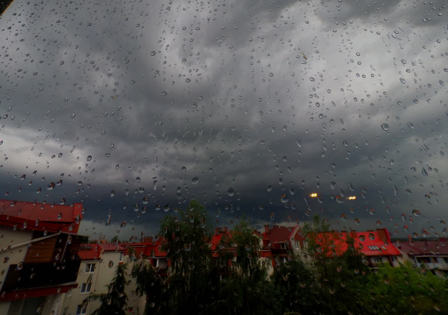 Po upałach przyjdą burze. Jak bezpiecznie przeczekać nawałnicę? 2 IMG_20200629_192703.jpg