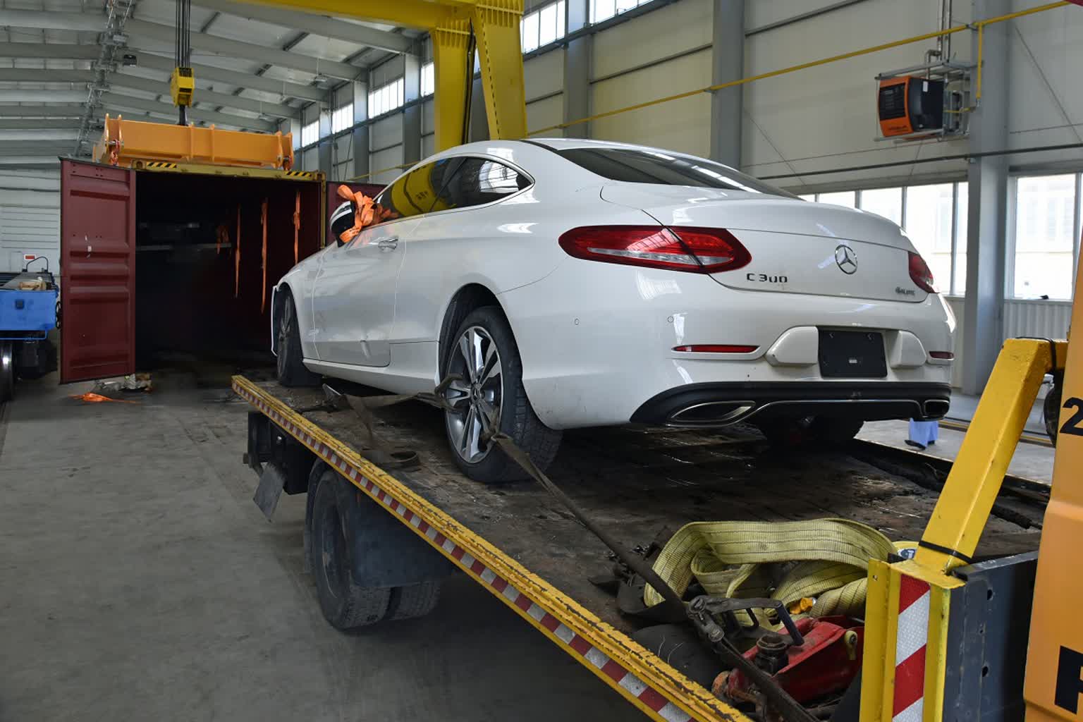 Mercedes zatrzymany na granicy w Hrubieszowie. Auto zostało skradzione w Kanadzie [ZDJĘCIA]