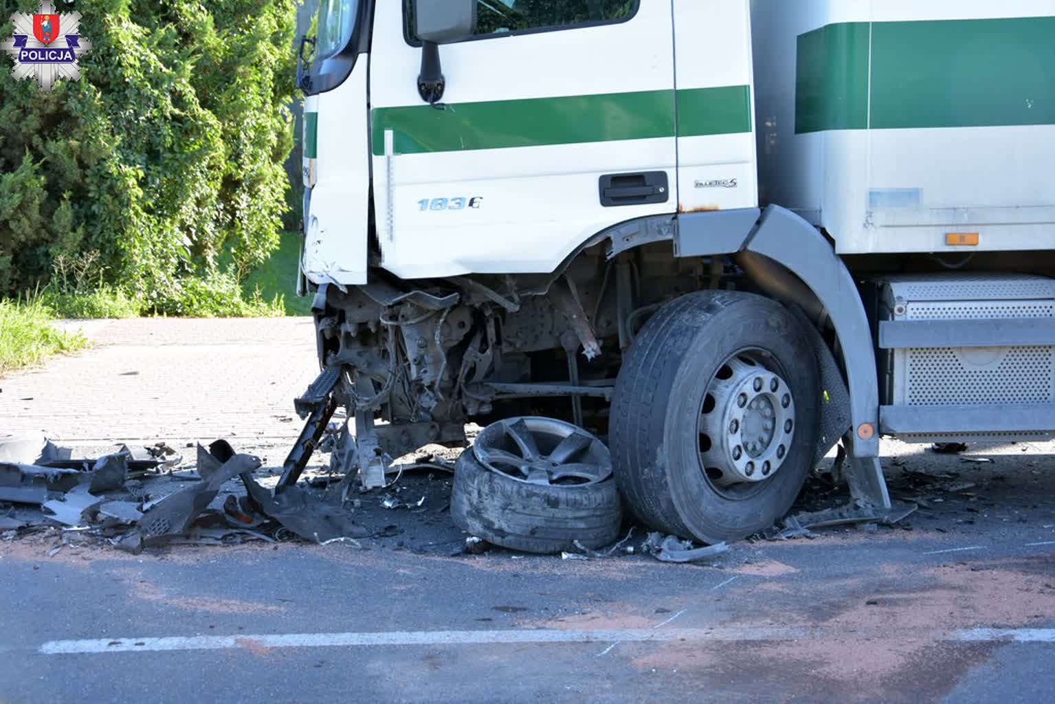 Czołowe zderzenie z TIR-em. Kierowca osobówki był pijany 2 361-295111.jpg