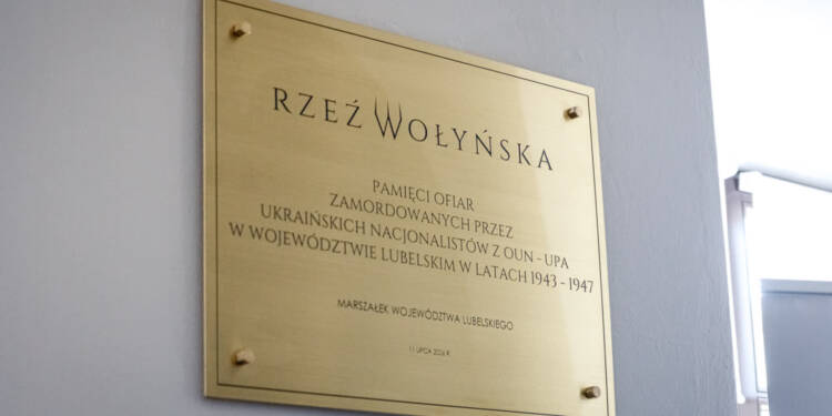 Odsłonięcie Tablicy Pamięci Ofiar Rzezi Wołyńskiej w Lubelskim Samorządowym Centrum Doskonalenia Nauczycieli 1 EAttachments96618464cda2b41b931e4e04339f6e056b89cb6 xl