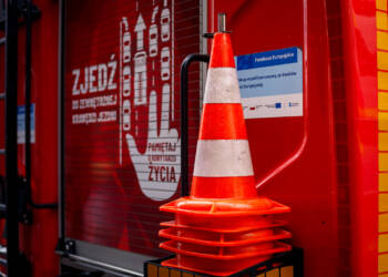 Samochód w rowie po kolizji na Al. Solidarności. Strażacy usuwają pojazd 2 EAttachments957166582f7827236e77751a4f166ac0cded6fa xl