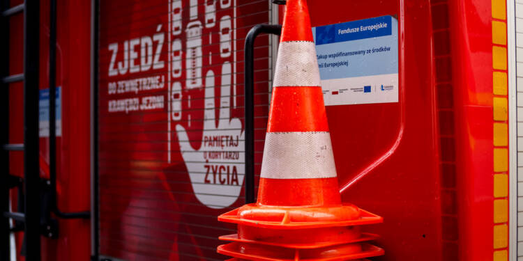 Samochód w rowie po kolizji na Al. Solidarności. Strażacy usuwają pojazd 1 EAttachments957166582f7827236e77751a4f166ac0cded6fa xl