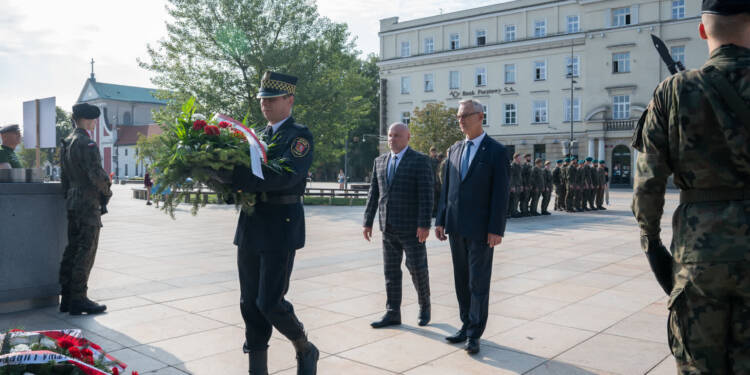 Złożenie kwiatów na Placu Litewskim 1 EAttachments9670809ab7c28628de8c2ab76e23bd64cb2687c xl