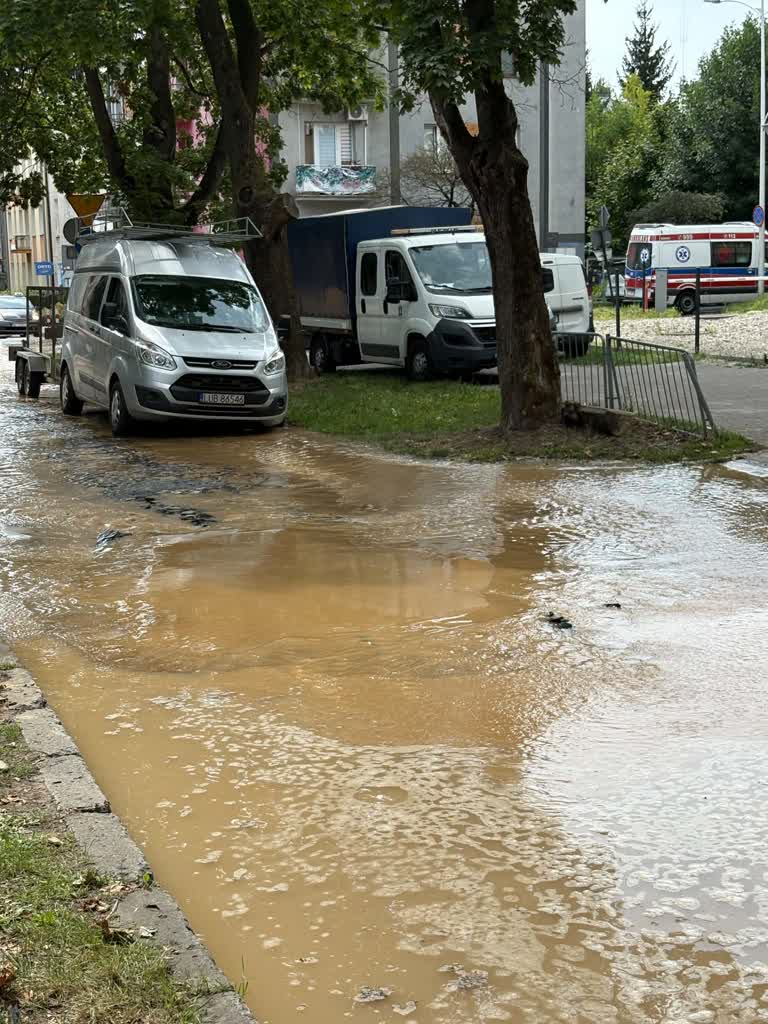 Ulica jak rzeka. Został uszkodzony wodociąg 2 a871bf30-c2df-4701-8e9c-13d1f644be04.jpg
